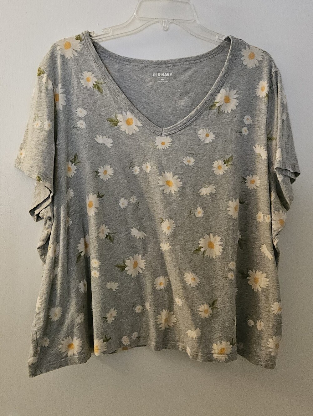 Old Navy Gray V-Neck Tee with White and Yellow Daisy Print